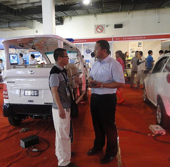 展覽會(huì)上新宇宙電動(dòng)車(chē)有限公司工作人員對(duì)客戶介紹躍迪電車(chē)